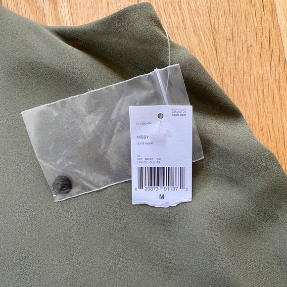 NWT Simply Styled Olive Green Sleeveless Blouse – Size M - Picture 6 of 9